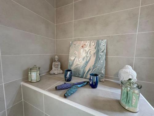 une baignoire avec des vases bleus et blancs dessus dans l'établissement Magnifique T4 neuf de 90m2 avec jardin et piscine au cœur de Sainte Maxime, à Sainte-Maxime