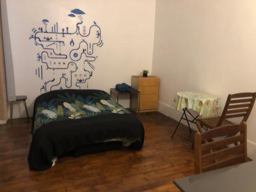 um quarto com uma cama, uma mesa e uma cadeira em Appartement Porte De Clichy em Clichy