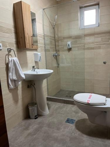 y baño con aseo, lavabo y ducha. en Airport SKY apartments LUX en Belgrado