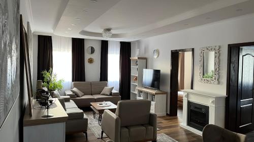 Телевизор и/или развлекательный центр в Airport SKY apartments LUX