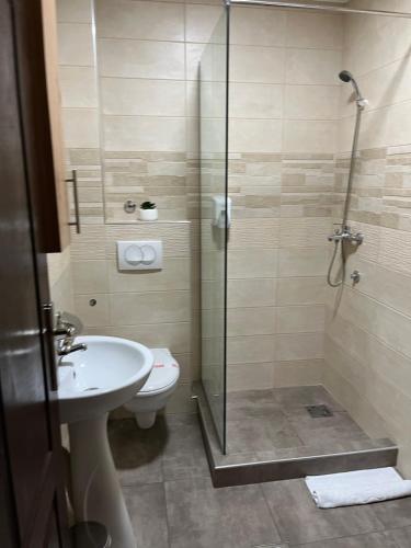 Ванная комната в Airport SKY apartments LUX