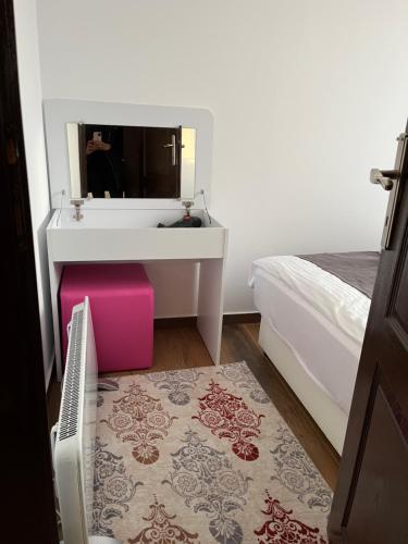 Кровать или кровати в номере Airport SKY apartments LUX