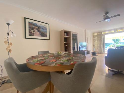 a dining room with a table and some chairs at Apartamento Calalbir in Albir
