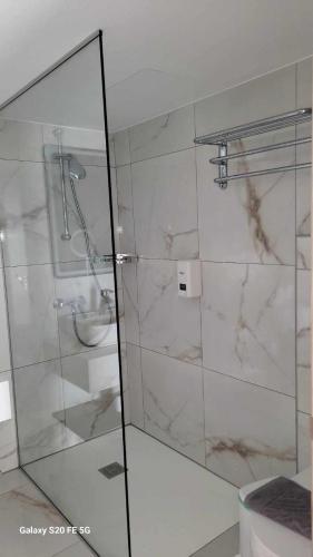 Bilik mandi di Simos Magic Beach Hotel Apts