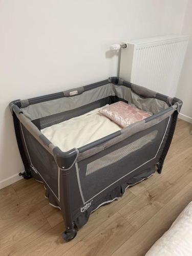 - un petit lit installé à l'étage dans l'établissement Appartement chaleureux à côté de Disneyland-Paris et Val d Europe, à Chessy