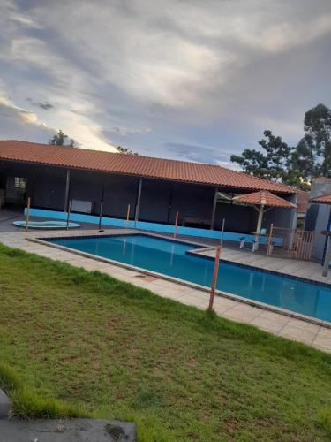 une piscine en face d'un bâtiment dans l'établissement Área de lazer chacara, à Ribeirão Preto