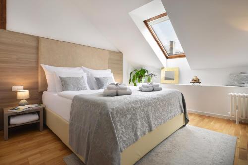 1 dormitorio con 1 cama con 2 toallas en Prague Old Town Residence en Praga