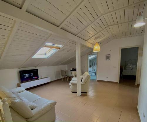 TV a/nebo společenská místnost v ubytování Cozy attic with terrace
