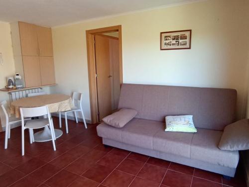 sala de estar con sofá y mesa en Mini Apartamento de 30 mts en Chaves, en Chaves