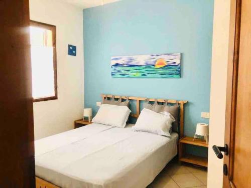 sypialnia z łóżkiem z niebieską ścianą w obiekcie Ca Greta F - Sea View Apartments w mieście Sal Rei