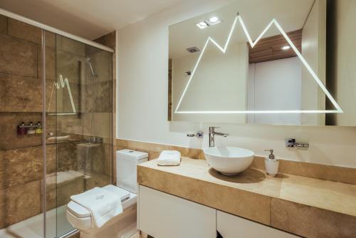 ein Bad mit einem Waschbecken, einem WC und einer Dusche in der Unterkunft Original House Hotel Boutique in Ushuaia