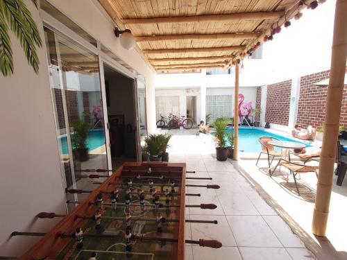 um quarto com uma mesa de matraquilhos e uma piscina em Hostel Killamoon Centro em Paracas