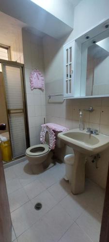 uma casa de banho com um WC e um lavatório em Apto Vacacional Barcelona em Barcelona