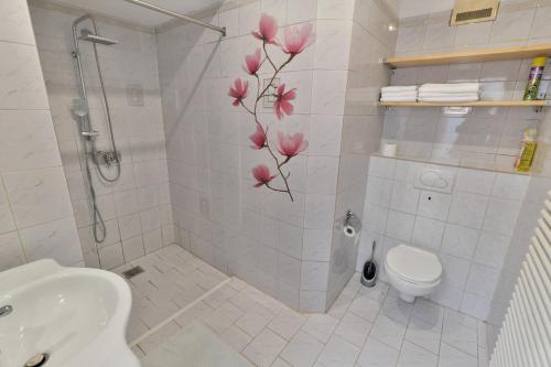 ein Bad mit einer Dusche, einem WC und einem Waschbecken in der Unterkunft Mariahilf Apartment in Wien