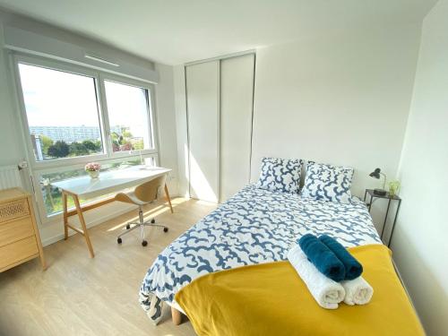 - une chambre avec un lit, un bureau et une fenêtre dans l'établissement Triplex neuf avec toit-terrasse au pied du Métro - 10min PARIS EXPO - 4 rooms 6 beds, à Bagneux