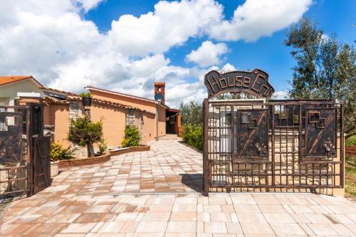 Industrial style studio house Eni, with Parking, BBQ, AC in Marčana, Ferienwohnung