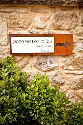 a sign on the side of a stone wall at La casuca de Cecilia in Pedreo