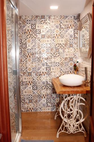 a bathroom with a sink and a shower at La casuca de Cecilia in Pedreo