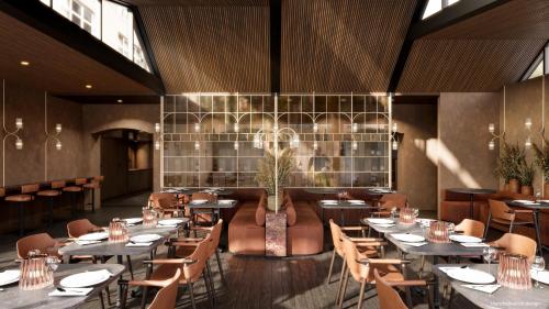 a restaurant with tables and chairs and a bar at Hôtel Saint-Sulpice in Montréal