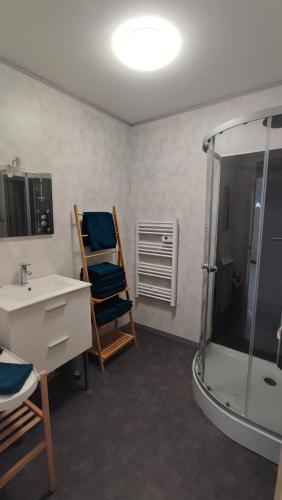 une salle de bain avec une douche, un lavabo et une baignoire dans l'établissement Appartement cosy, à Uchaud