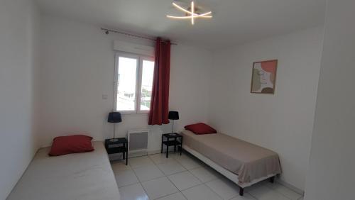 una camera con letto e finestra di Appartement cosy a Uchaud