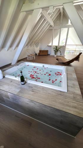 Cette chambre comprend un grand lit orné de fleurs rouges. dans l'établissement Villa Delta Spa, à Munchhausen