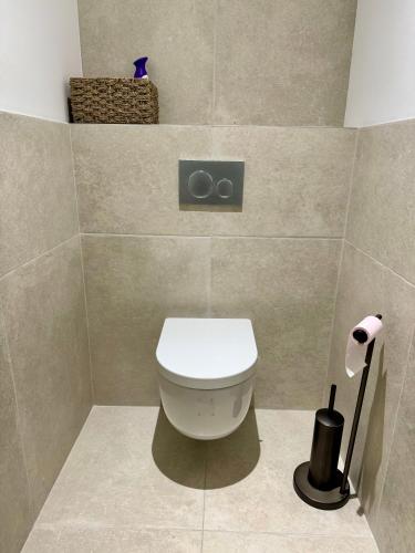 Ένα μπάνιο στο Chambre privée climatisé avec salle de bain partagée - Le Sable