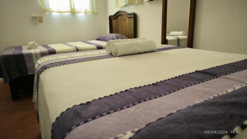 Una cama o camas en una habitación de Casa Bugambilias