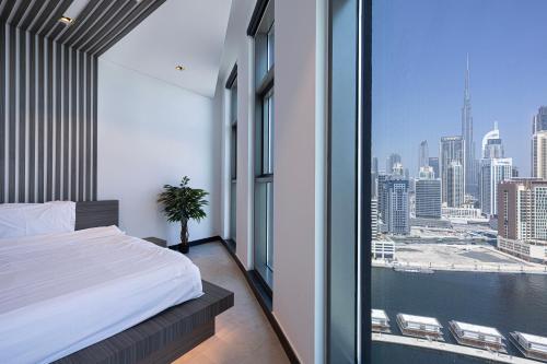 una camera con letto e vista sulla città di Esclusive 1BR full Burj Khalifa View a Dubai