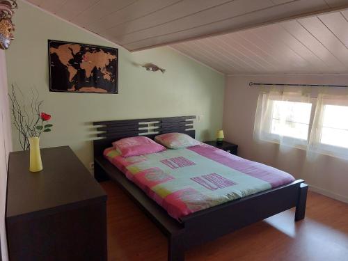 une chambre avec un lit, une table et une fenêtre dans l'établissement Appartement à 2 pas du centre ville 6 personnes, 3 chambres, au Puy-en-Velay
