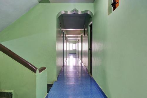 un pasillo con ascensor de metal en un edificio en OYO Savanna Garden Lodge en Pune