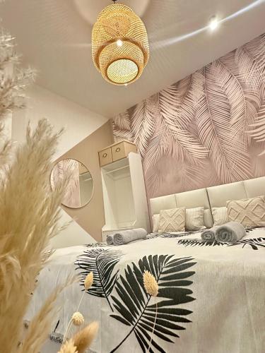 una camera da letto con un grande letto e carta da parati tropicale di Ferienwohnung Lauri a Bayreuth