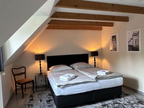 une chambre avec un lit et un escalier dans l'établissement Raceweide - MarBi Alles inbegrepen, à Dangast