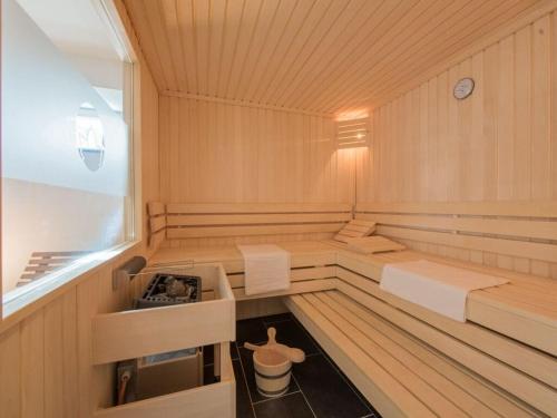 een sauna met 2 bedden en een wastafel bij Holiday apartment Ahornspitze in Kurort Bärenburg