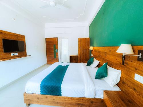 HOT - House Of Travellers في ريشيكيش: غرفة نوم بسرير كبير وبجدار اخضر