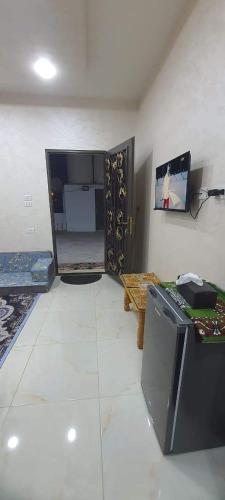 a living room with a room with a tv and a desk at استديوهات الجبل in Jerash
