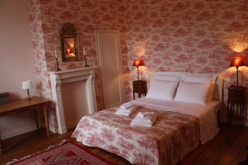 um quarto com uma cama num quarto com papel de parede em Le Clos Boutenelle em Éperlecques