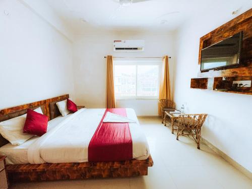 HOT - House Of Travellers في ريشيكيش: غرفة نوم بسرير ومخدات حمراء ونافذة