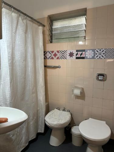 een badkamer met een toilet en een wastafel bij San Telmo Easy in Buenos Aires