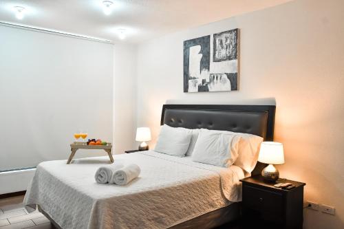 um quarto com uma cama com duas toalhas em Infinity Pool Apartment em San Salvador