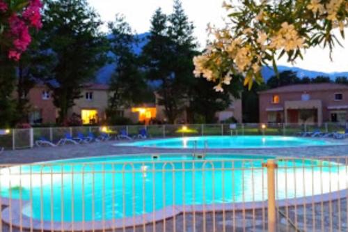 une grande piscine entourée d'une clôture. dans l'établissement Appartement tout confort 4 personnes Moriani Santa Maria-Poggio, à Santa-Maria-Poggio