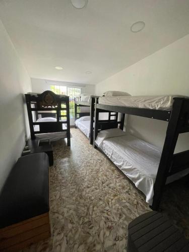 La casa de flor في كارتاهينا دي اندياس: غرفة بها ثلاثة أسرة بطابقين