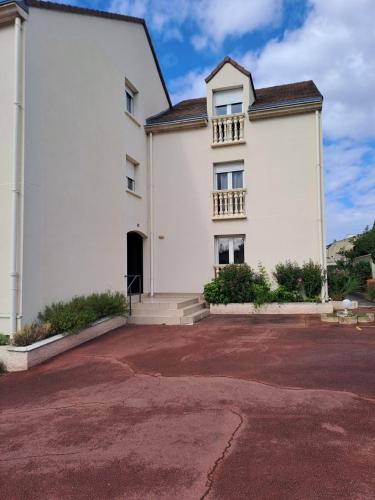 ein weißes Gebäude mit einem Balkon an der Seite in der Unterkunft Citea Access Poissy - Résidence Affaires & Tourisme - La Defense & Saint Lazare Less 30 minutes in Poissy