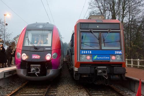two trains parked next to each other on the tracks at Citea Access Poissy - Résidence Affaires & Tourisme - La Defense & Saint Lazare Less 30 minutes in Poissy