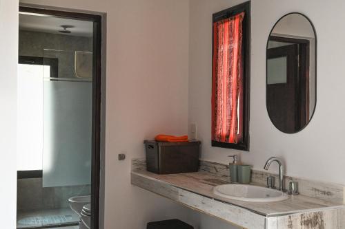 W łazience znajduje się umywalka i lustro. w obiekcie Moller Masi - Ayllu Huasi w mieście Purmamarca