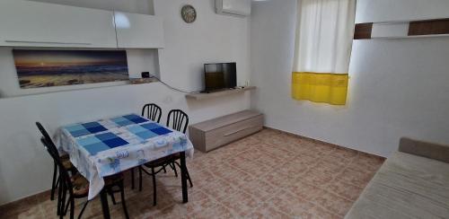 Μια τηλεόραση ή/και κέντρο ψυχαγωγίας στο Via del Mare
