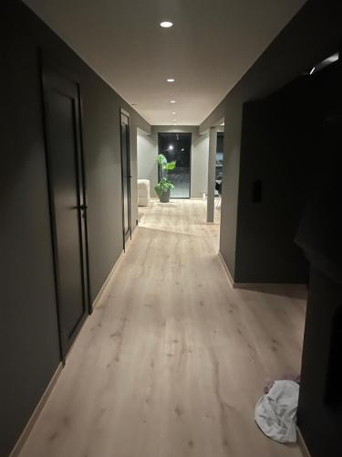 pusty korytarz z drewnianą podłogą w pokoju w obiekcie Villa ved Granåsen VM2025 w mieście Trondheim