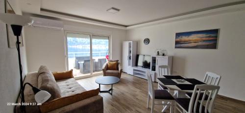 科托尔Penthouse apartments D&D的客厅里有一张沙发和一张桌子。