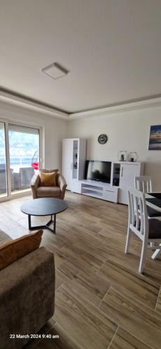 科托尔Penthouse apartments D&D的客厅里有一张沙发和一张桌子。