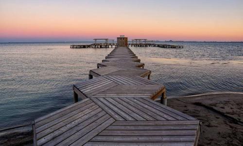 サン・ハビエルにあるLa casika de Lolaの夕日を眺める水中の木造桟橋